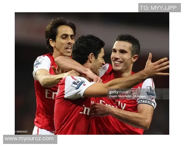 镜头捕捉：英超赛场小动作引发热议